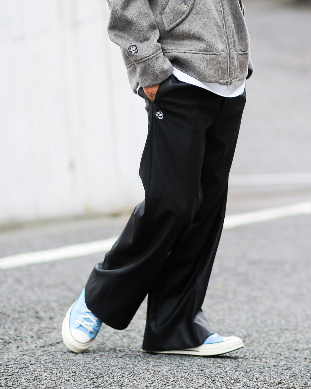 フェイクレザースラックス