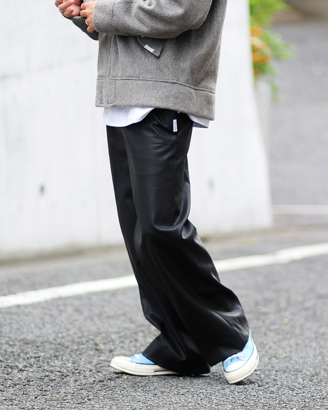 フェイクレザースラックス