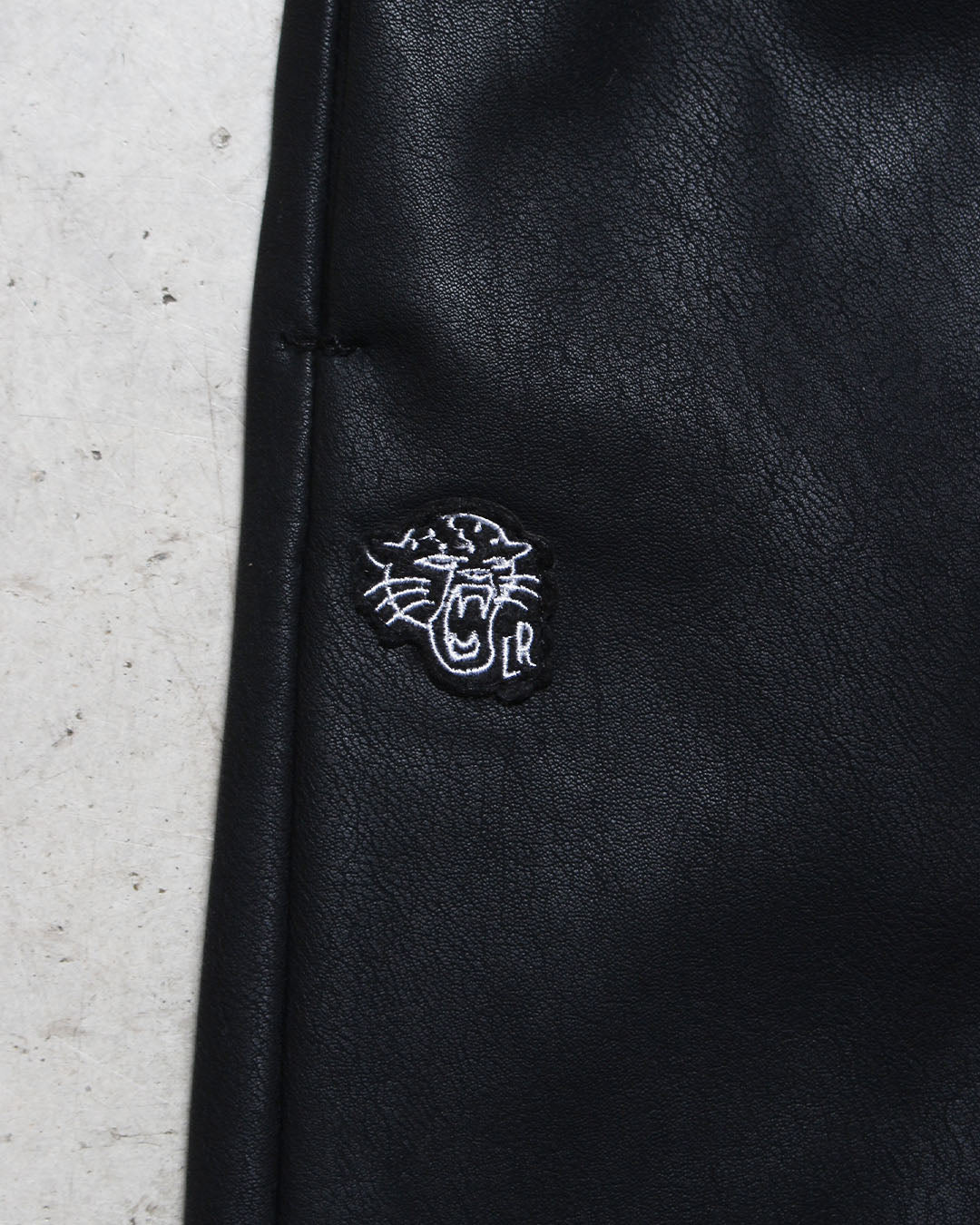 フェイクレザースラックス