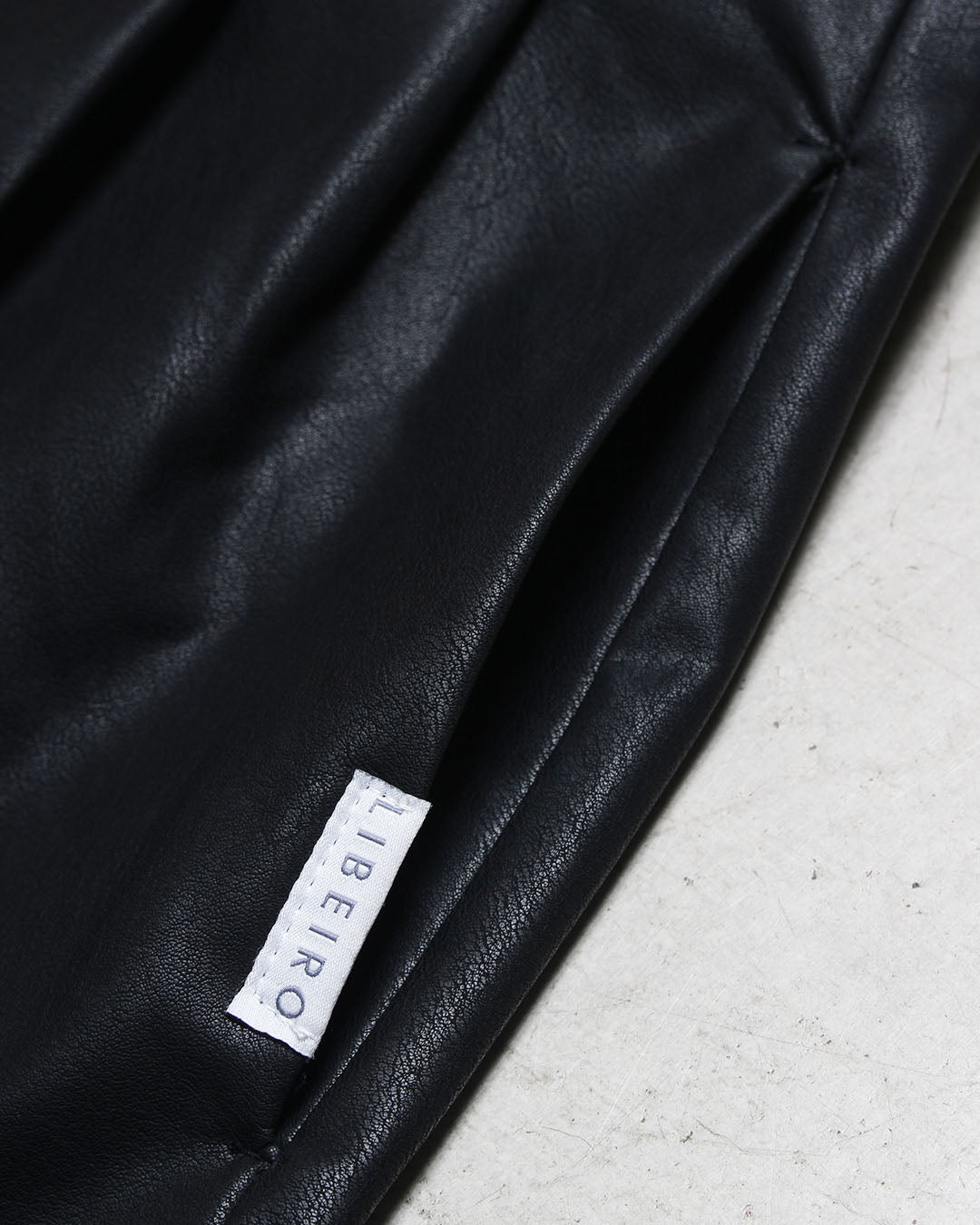 フェイクレザースラックス