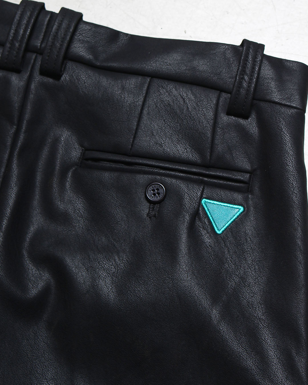 フェイクレザースラックス