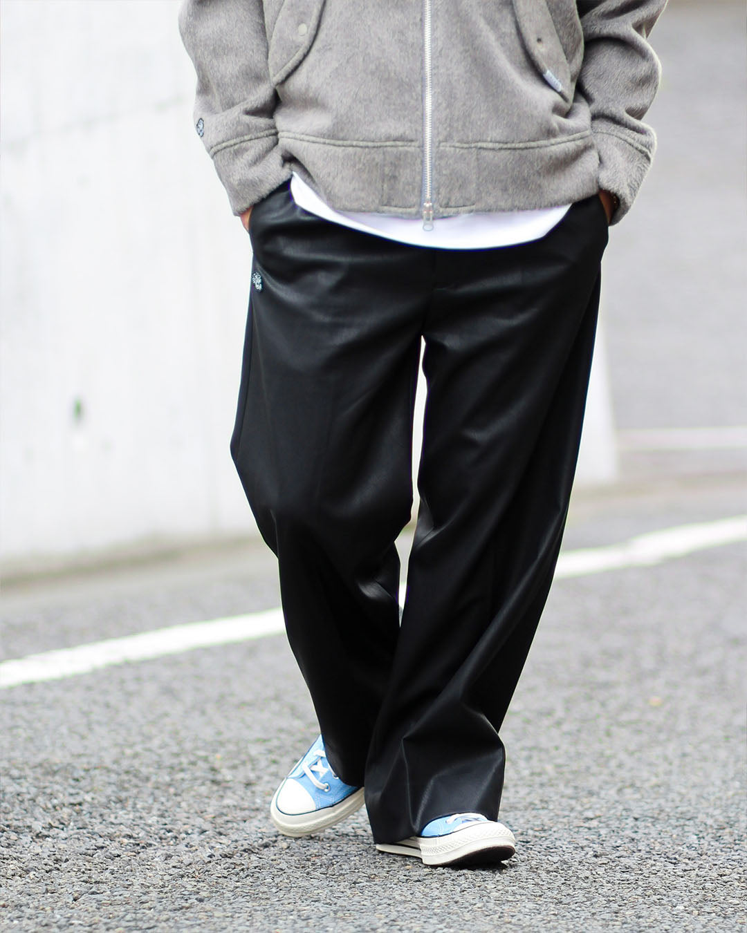 フェイクレザースラックス