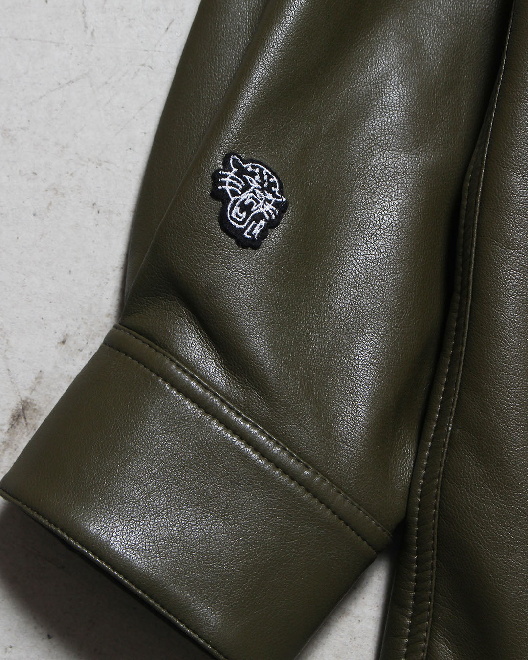 フェイクレザーシャツ