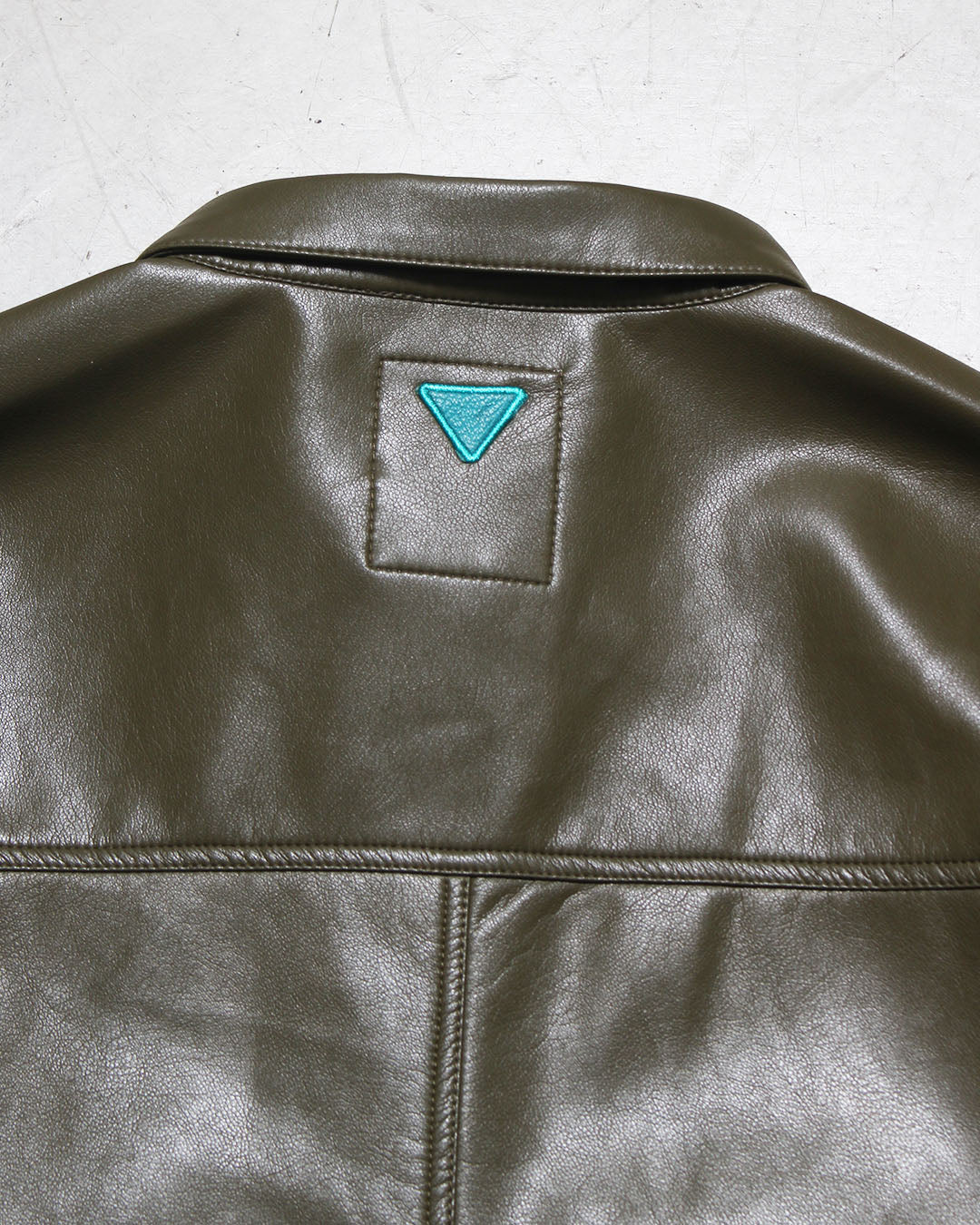 フェイクレザーシャツ