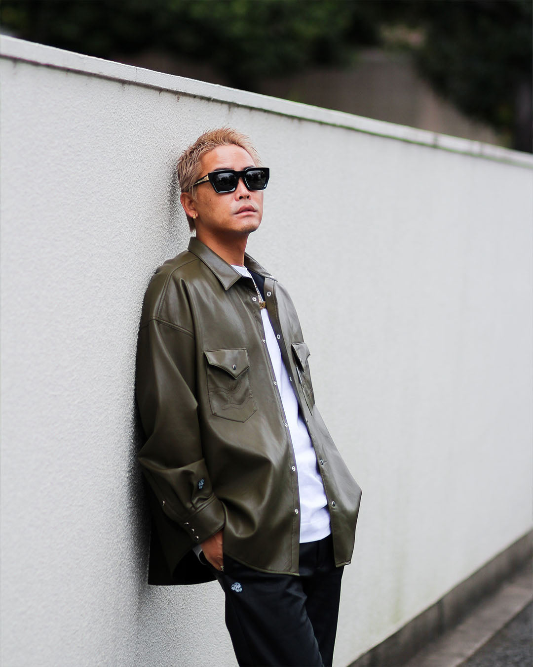 フェイクレザーシャツ