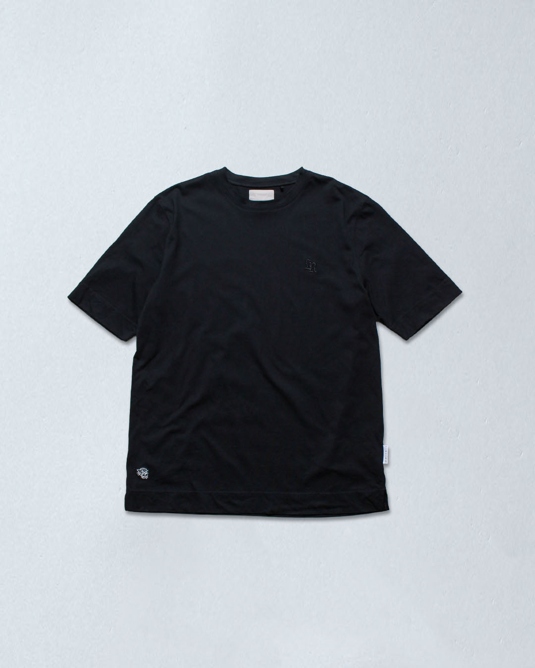 ワンポイントロゴTシャツ