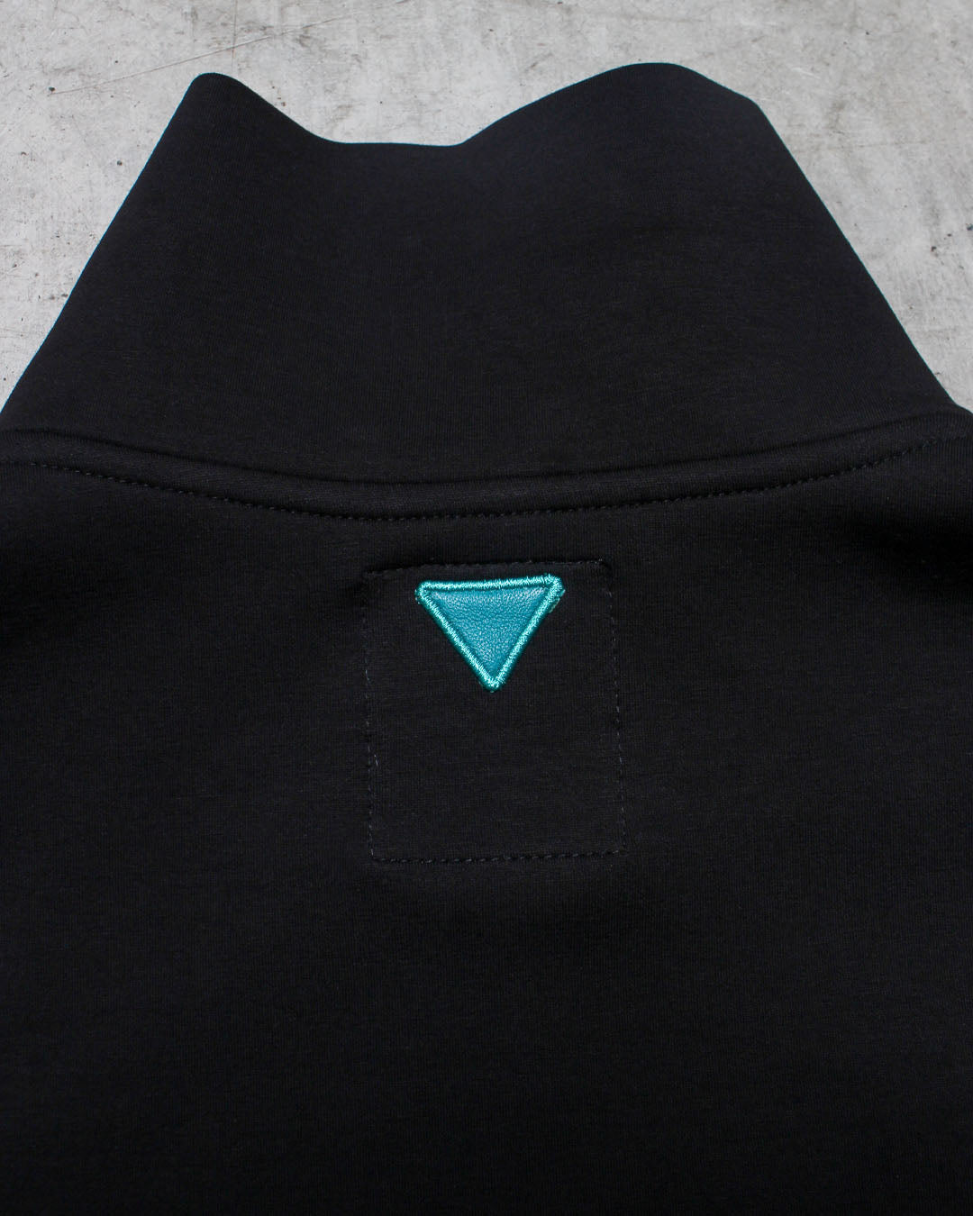 ハーフジップトップス