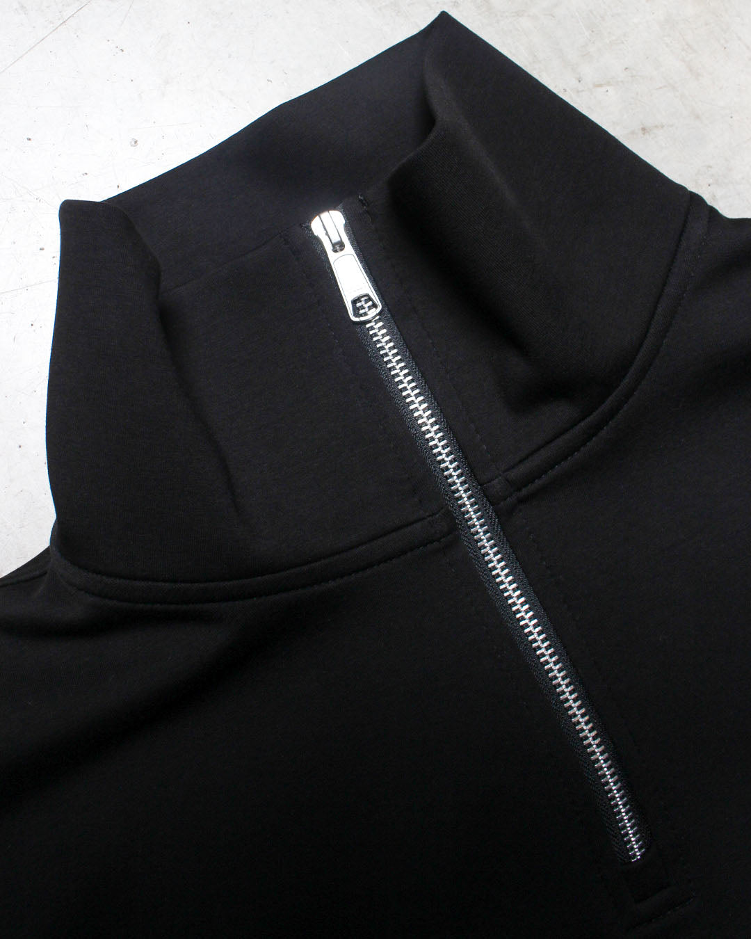 ハーフジップトップス