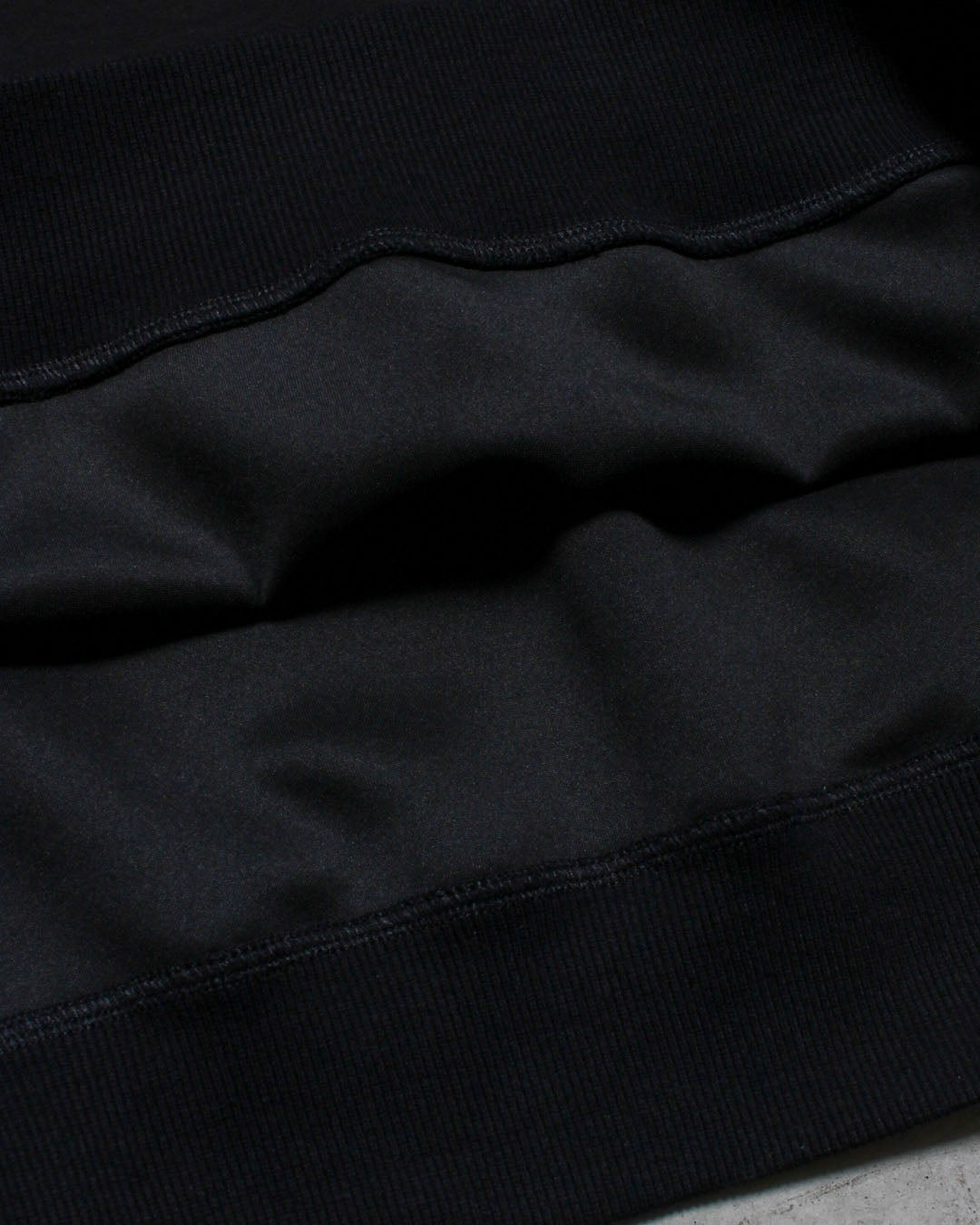 ハーフジップトップス